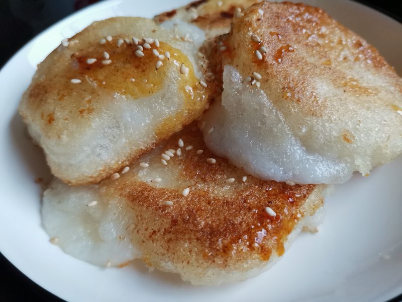 Steps for Making Crispy Glutinous Rice Cakes with Caramelized Sugar