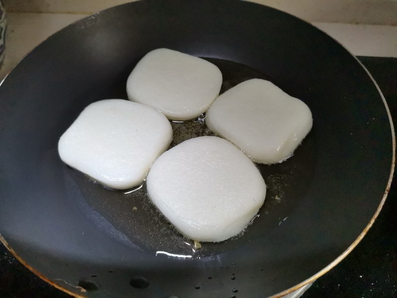 Steps for Making Crispy Glutinous Rice Cakes with Caramelized Sugar