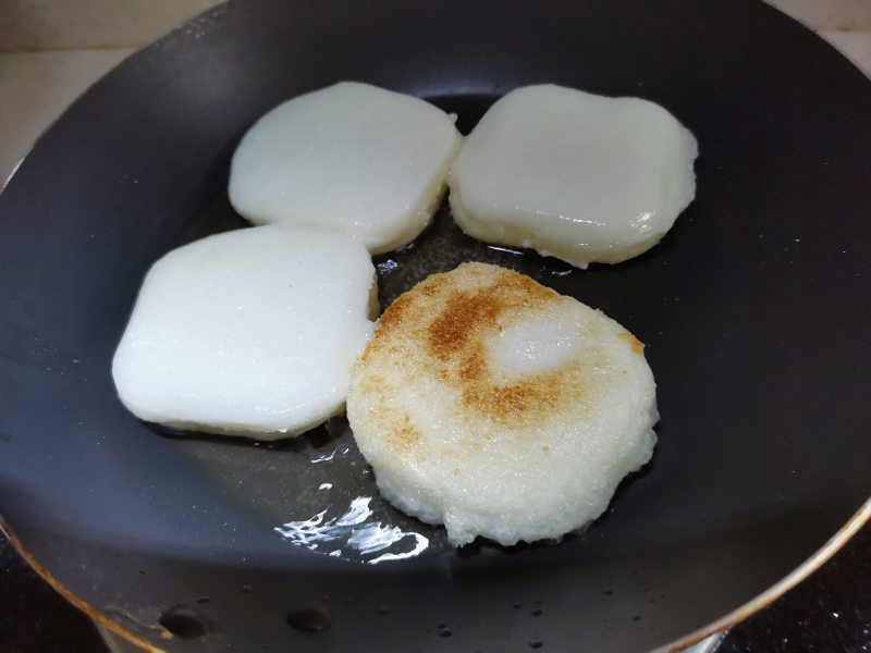 Steps for Making Crispy Glutinous Rice Cakes with Caramelized Sugar