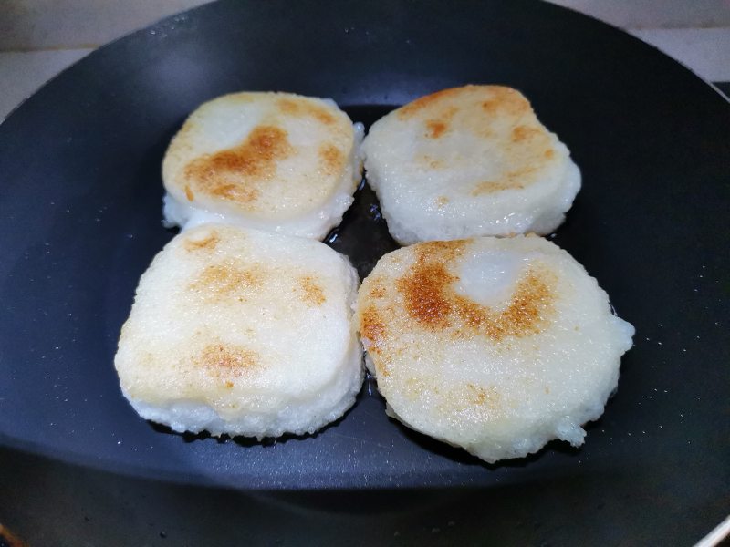 Steps for Making Crispy Glutinous Rice Cakes with Caramelized Sugar