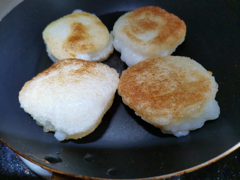 Steps for Making Crispy Glutinous Rice Cakes with Caramelized Sugar