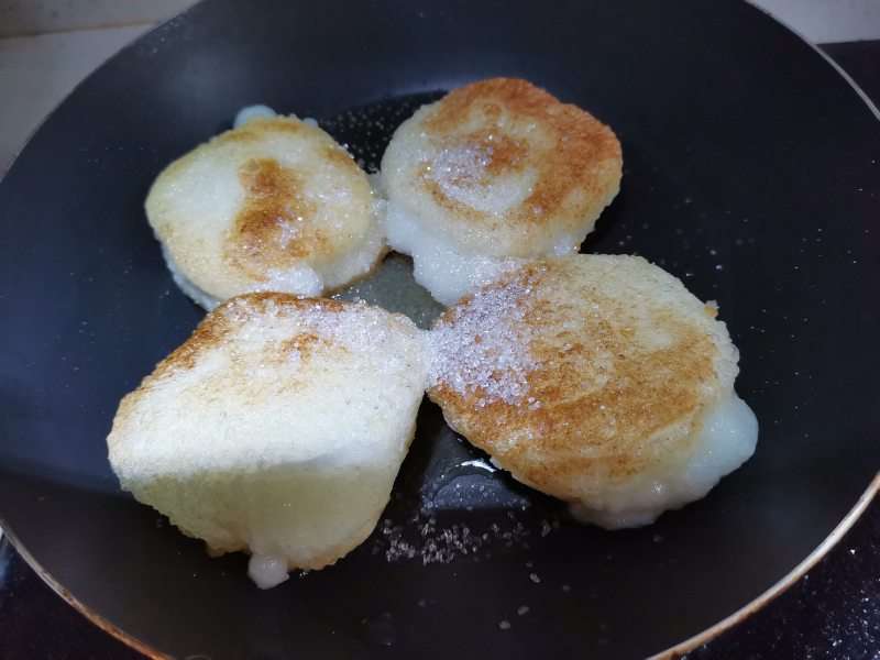 Steps for Making Crispy Glutinous Rice Cakes with Caramelized Sugar