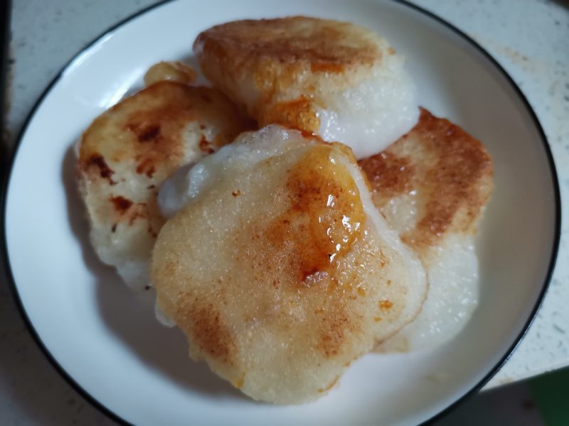 Steps for Making Crispy Glutinous Rice Cakes with Caramelized Sugar