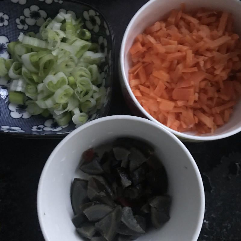 Steps for Making Carrot and Preserved Egg Congee