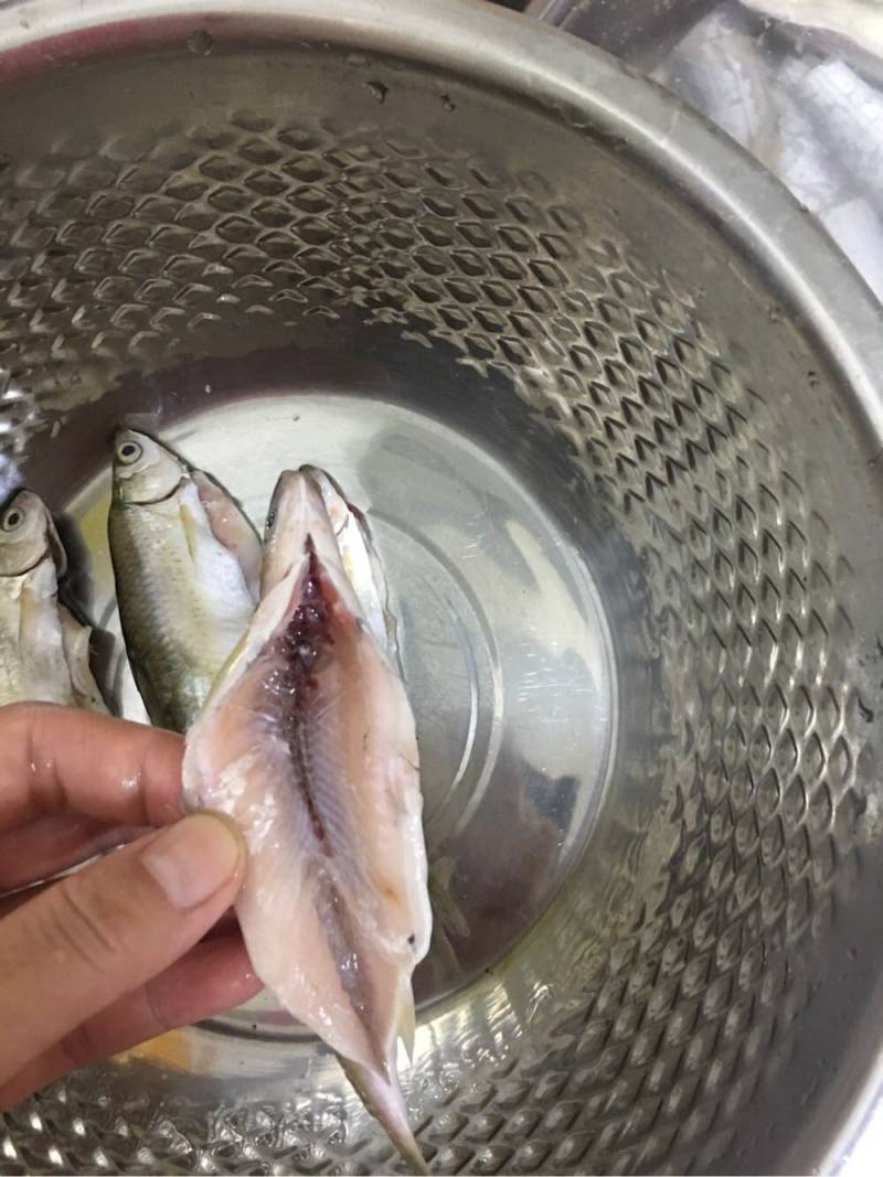 Steps for Making Crispy Fried Small Fish