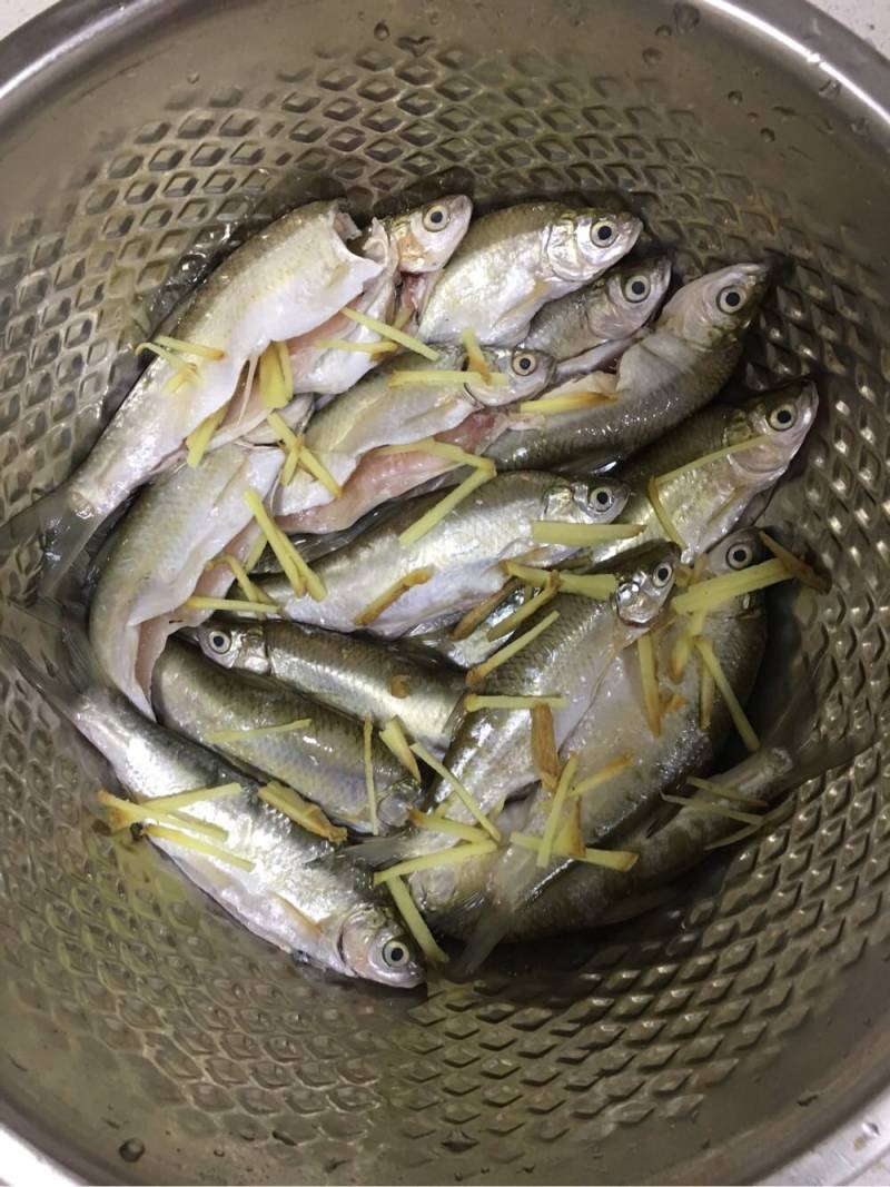 Steps for Making Crispy Fried Small Fish