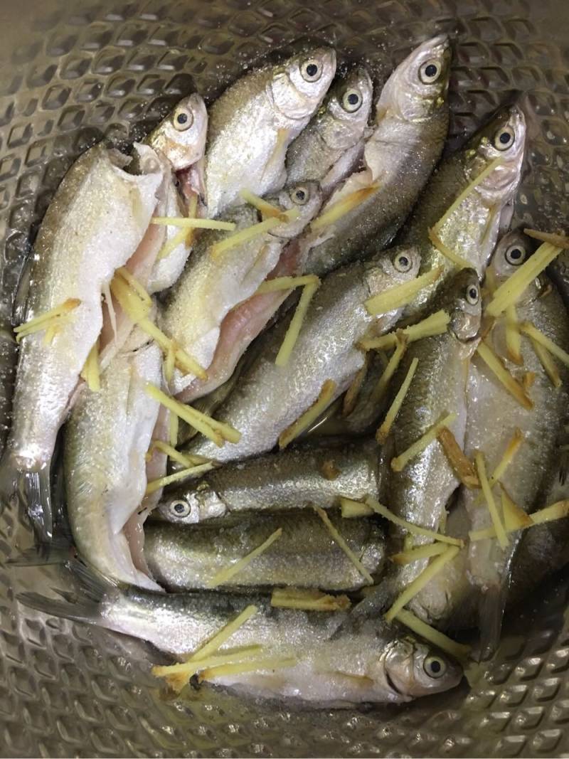 Steps for Making Crispy Fried Small Fish