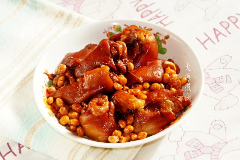 Braised Pig's Trotters with Soybeans