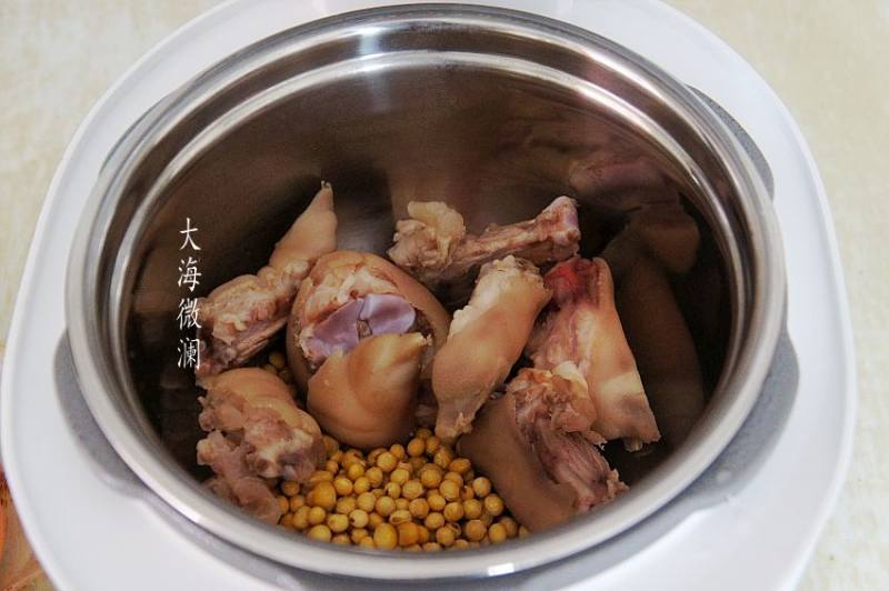 Steps for Making Braised Pig's Trotters with Soybeans