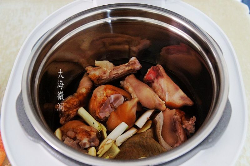 Steps for Making Braised Pig's Trotters with Soybeans