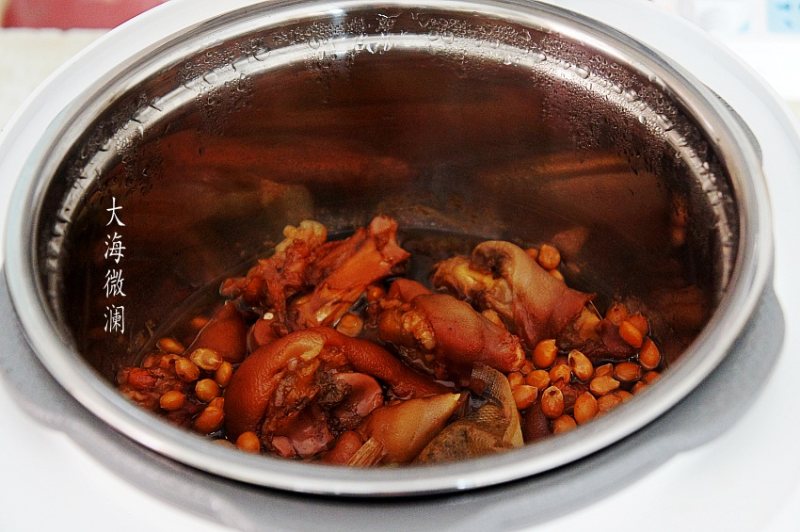 Steps for Making Braised Pig's Trotters with Soybeans