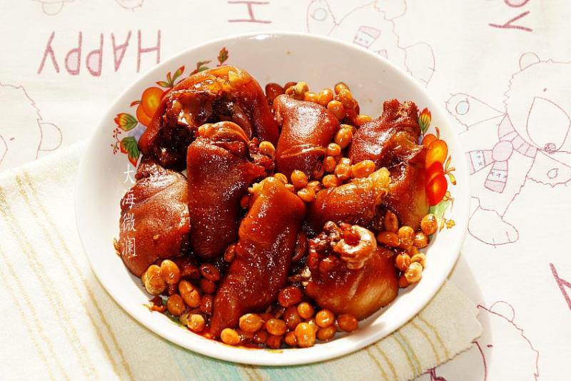 Braised Pig's Trotters with Soybeans