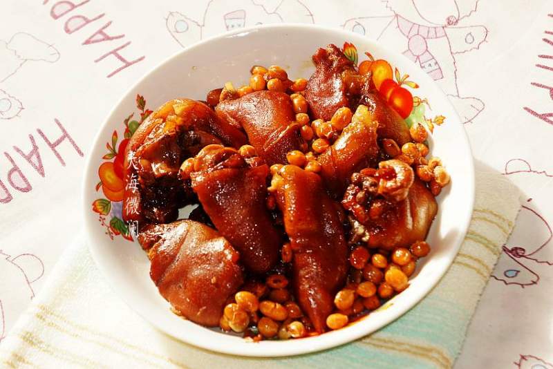 Braised Pig's Trotters with Soybeans