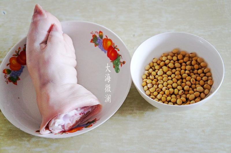 Steps for Making Braised Pig's Trotters with Soybeans