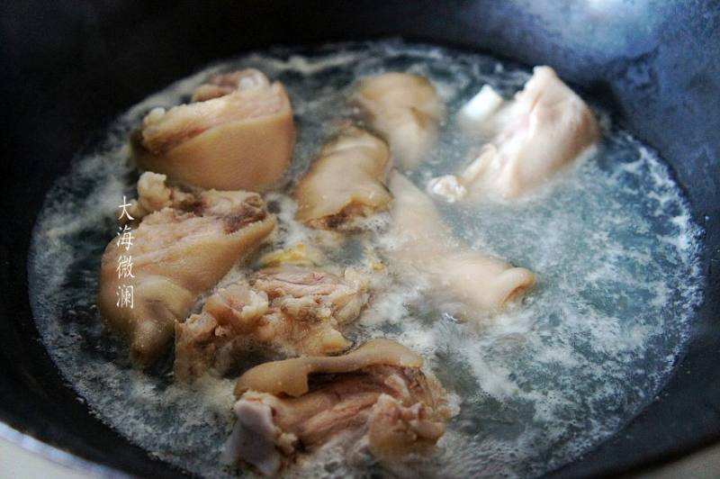 Steps for Making Braised Pig's Trotters with Soybeans