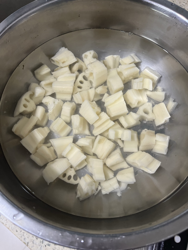 Steps for Making Braised Lotus Root Cubes