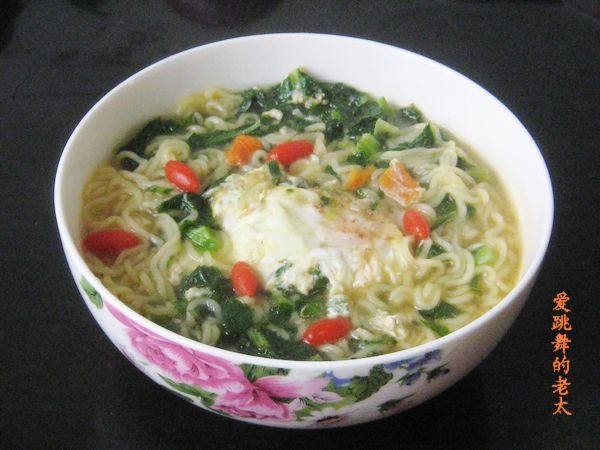 Lettuce and Egg Instant Noodle Soup