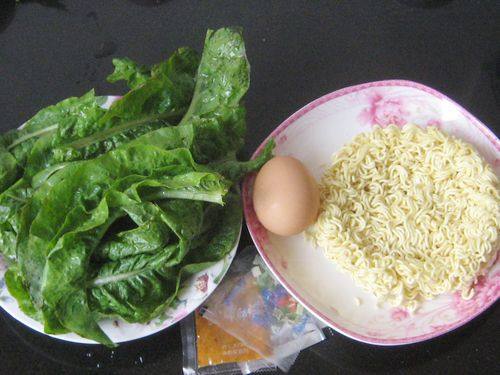 Step-by-Step Instructions for Lettuce and Egg Instant Noodle Soup