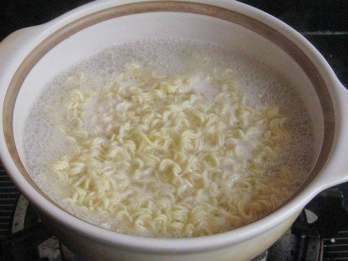 Step-by-Step Instructions for Lettuce and Egg Instant Noodle Soup