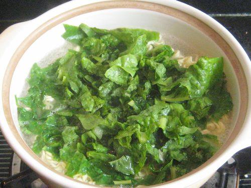 Step-by-Step Instructions for Lettuce and Egg Instant Noodle Soup