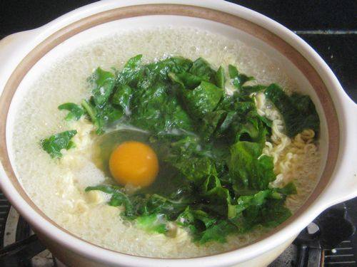 Step-by-Step Instructions for Lettuce and Egg Instant Noodle Soup