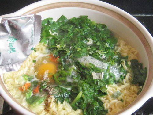 Step-by-Step Instructions for Lettuce and Egg Instant Noodle Soup