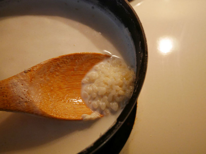 Detailed Steps for Cooking Milky Rice Pudding with Lemon Syrup and Peaches