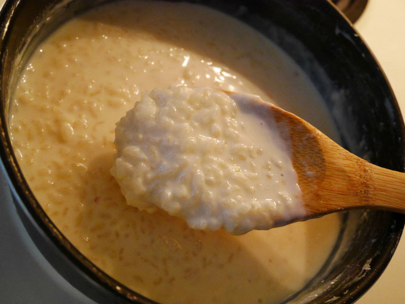 Detailed Steps for Cooking Milky Rice Pudding with Lemon Syrup and Peaches