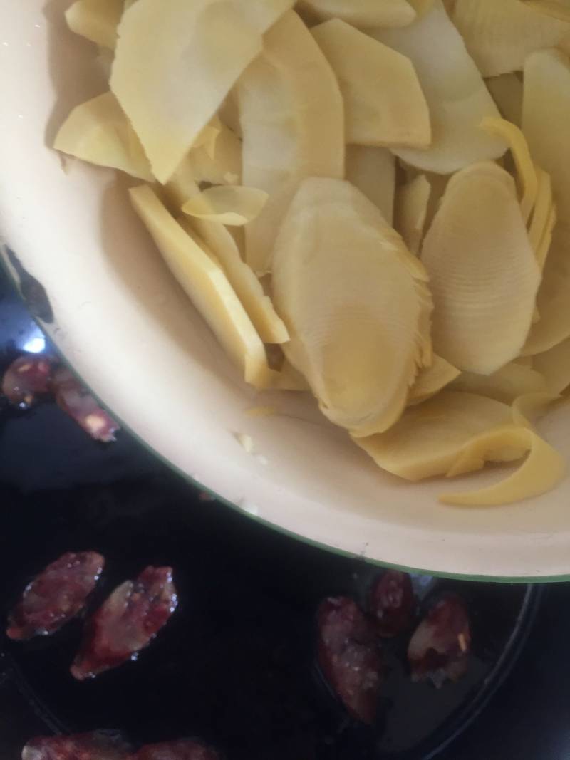 Steps for Stir-fried Winter Bamboo Shoots with Chinese Sausage