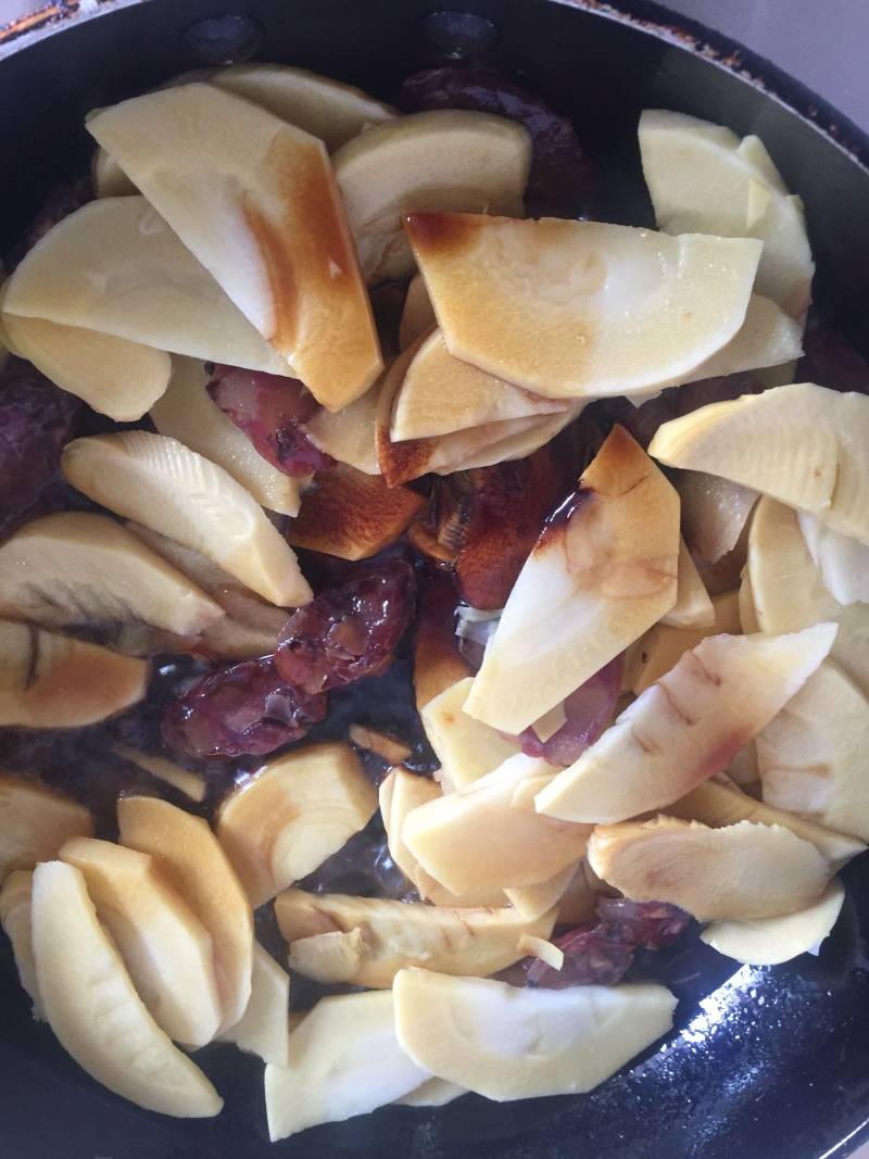 Steps for Stir-fried Winter Bamboo Shoots with Chinese Sausage