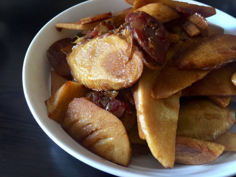 Steps for Stir-fried Winter Bamboo Shoots with Chinese Sausage