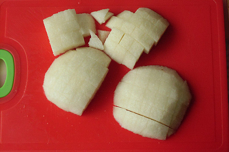 Steps for Making Sweet Almond and Goji Berry Steamed Pear