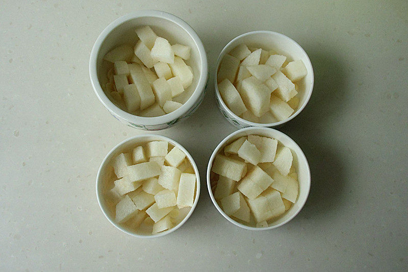 Steps for Making Sweet Almond and Goji Berry Steamed Pear