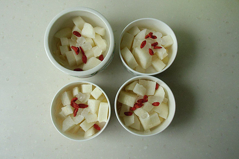 Steps for Making Sweet Almond and Goji Berry Steamed Pear