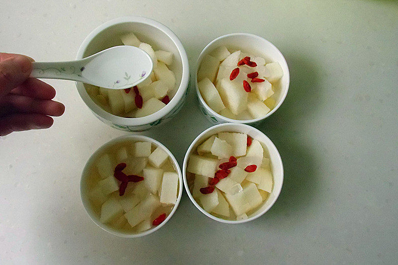 Steps for Making Sweet Almond and Goji Berry Steamed Pear