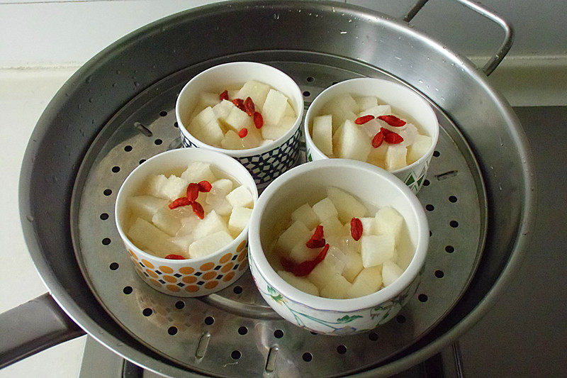 Steps for Making Sweet Almond and Goji Berry Steamed Pear