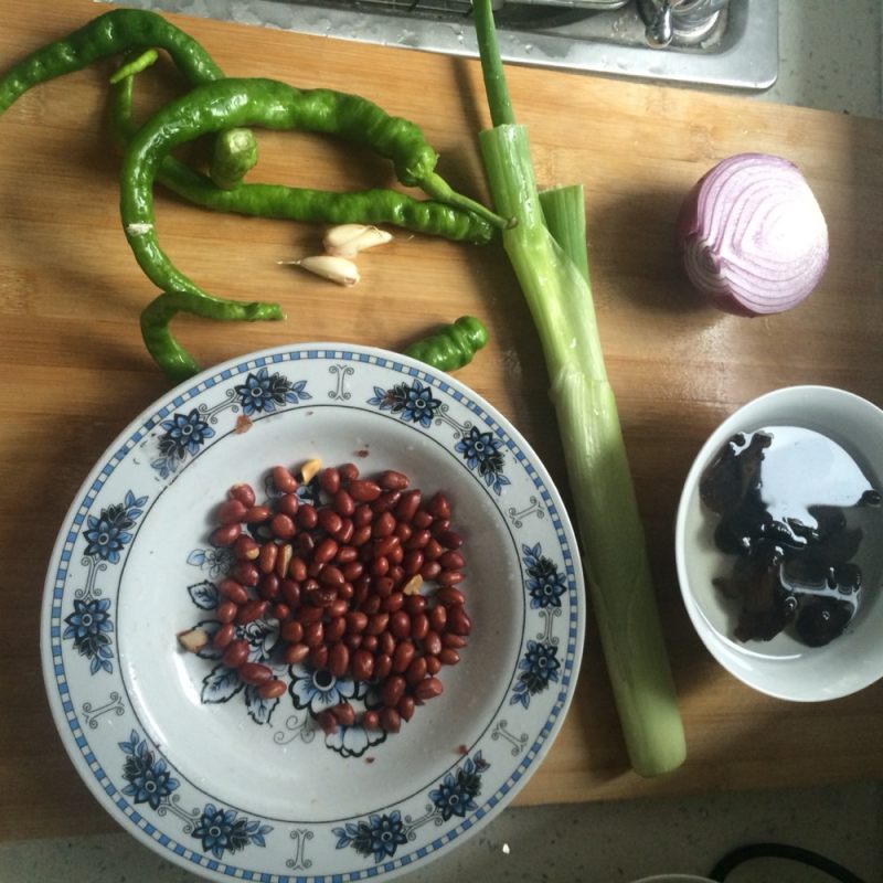 Steps for Making Onion and Wood Ear Mushroom Salad