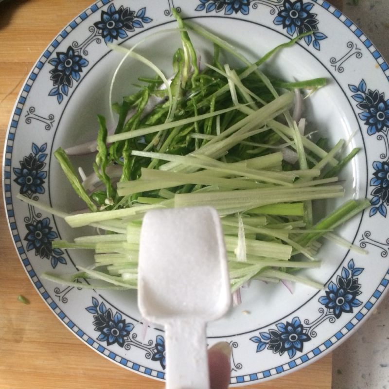 Steps for Making Onion and Wood Ear Mushroom Salad