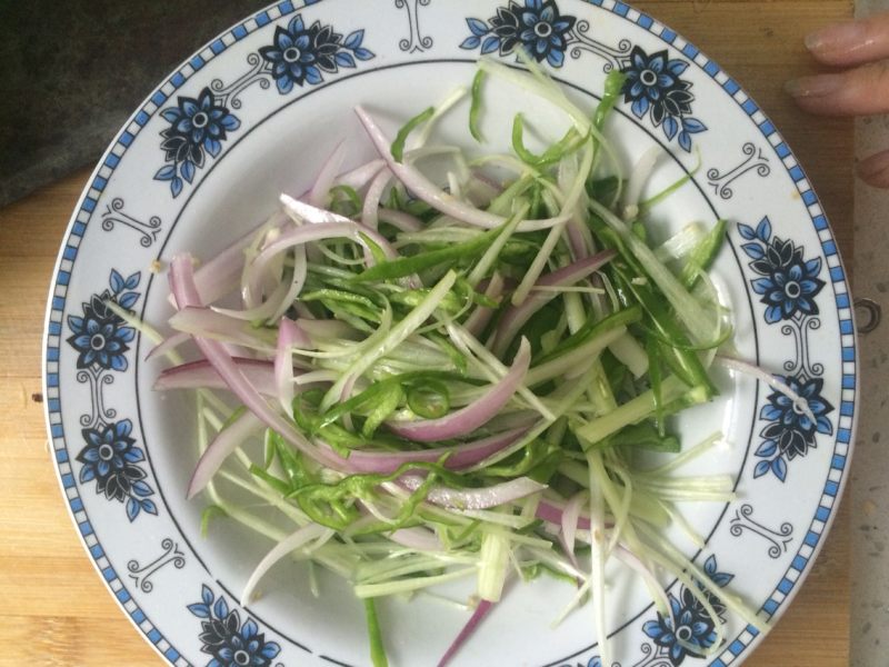 Steps for Making Onion and Wood Ear Mushroom Salad