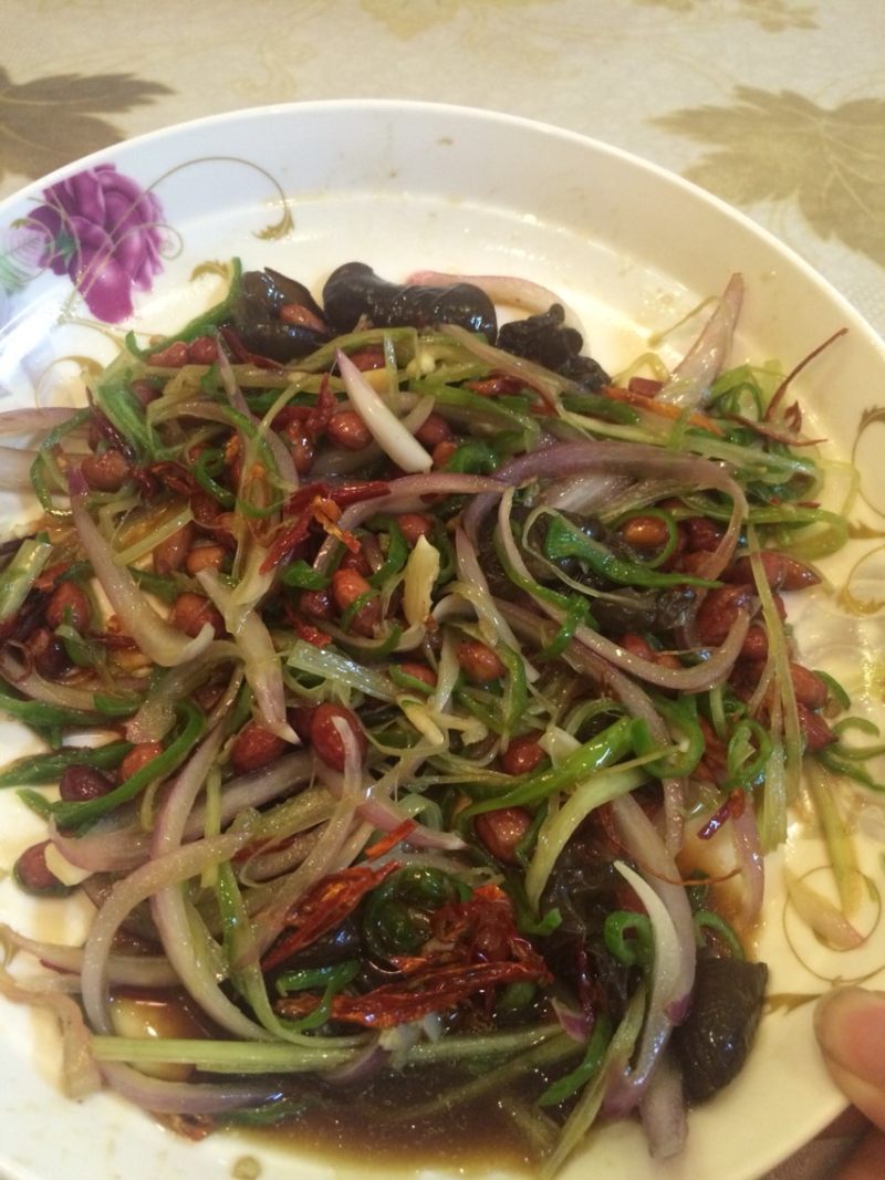 Steps for Making Onion and Wood Ear Mushroom Salad