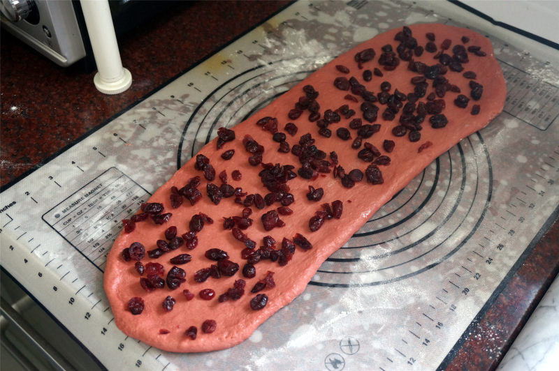 Detailed Steps for Making Red Yeast Cranberry Bread