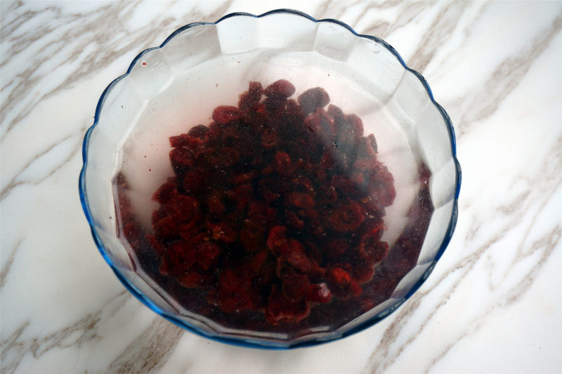 Detailed Steps for Making Red Yeast Cranberry Bread