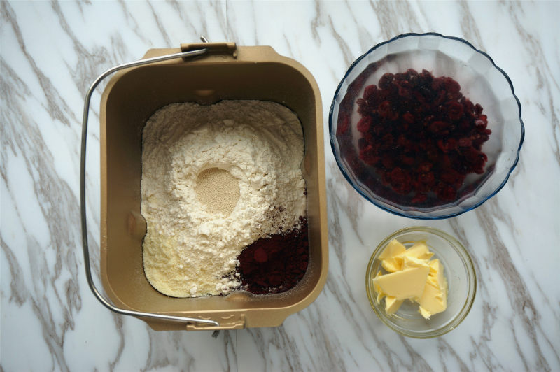 Detailed Steps for Making Red Yeast Cranberry Bread