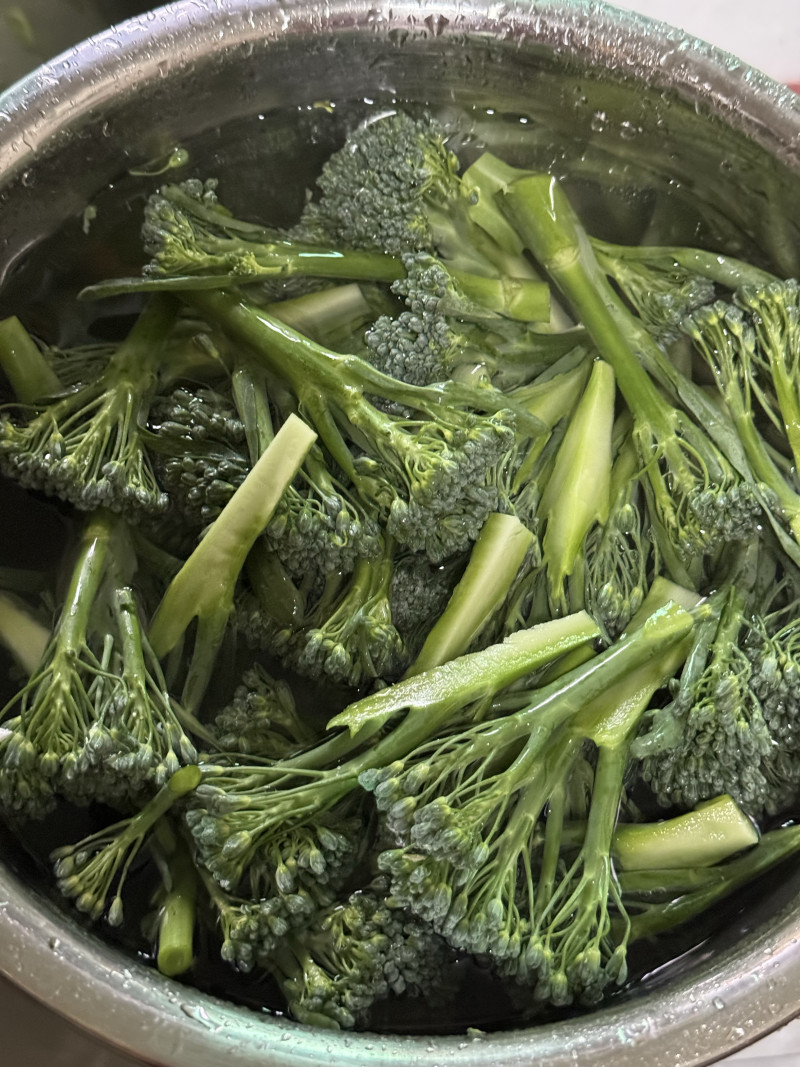 Steps for Cooking Garlic Sweet Stem Broccoli Shoots