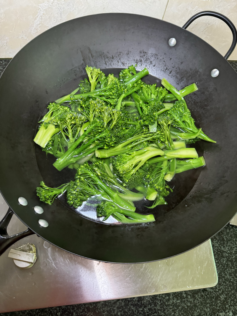 Steps for Cooking Garlic Sweet Stem Broccoli Shoots