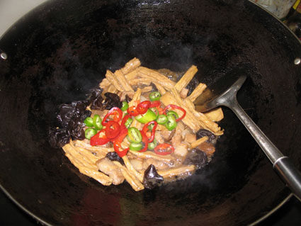 Steps for Cooking Home-style Fried Bean Curd with Pork