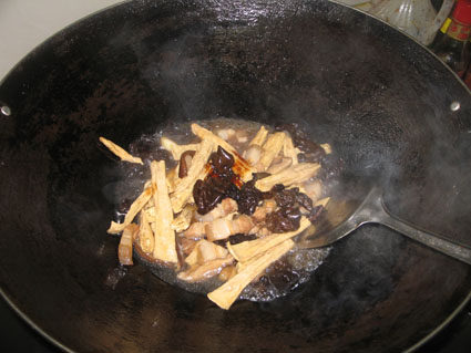 Steps for Cooking Home-style Fried Bean Curd with Pork