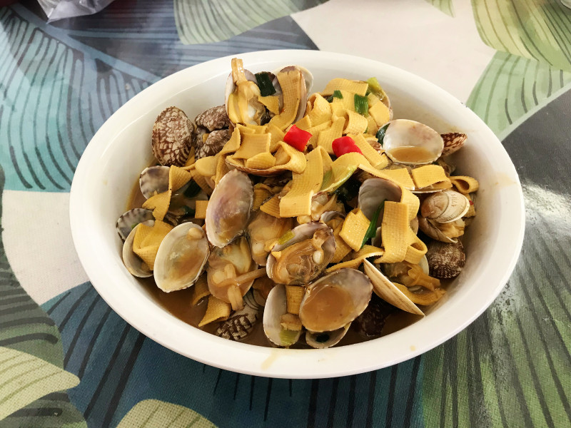 Stir-Fried Dried Tofu with Clam Meat