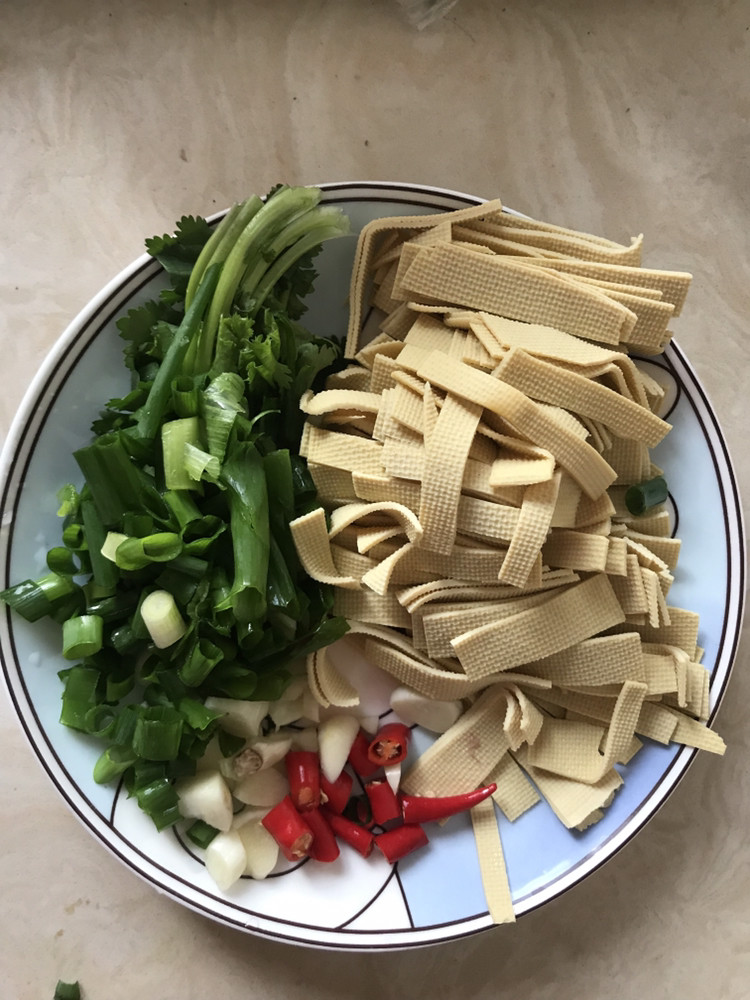 Steps for Cooking Stir-Fried Dried Tofu with Clam Meat