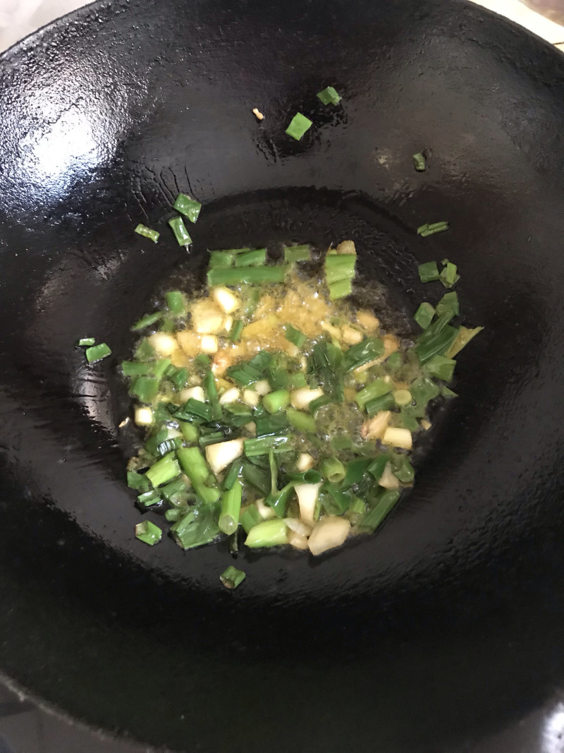 Steps for Cooking Stir-Fried Dried Tofu with Clam Meat